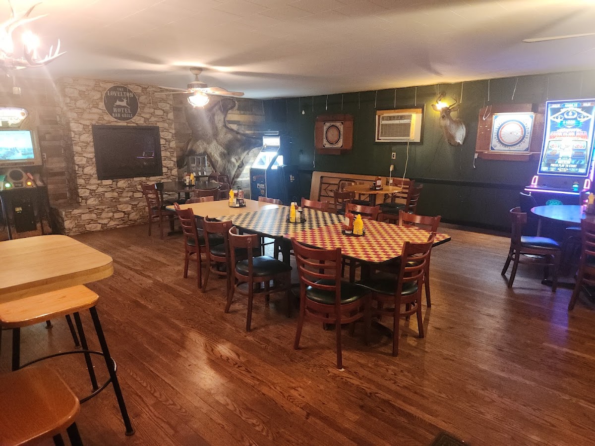 Lovelton Hotel Bar And Grill